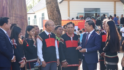 İl Parti Sekreteri Luong Nguyen Minh Triet, Hoa Phu beldesinde seçim hazırlıklarını denetliyor.