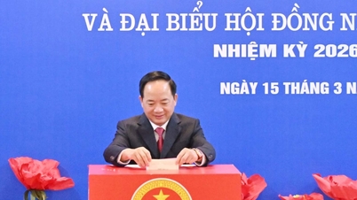 Trinh Van Quyet, vedoucí ústředního oddělení propagandy a masové mobilizace, odevzdává svůj hlas ve volební místnosti č. 16 v okrese Dai Mo v Hanoji.