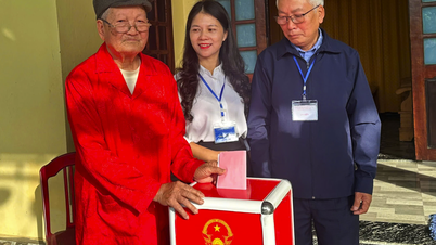 ट्रुओंग निन्ह कम्यून: 100 वर्ष से अधिक आयु का एक मतदाता चुनाव में भाग लेता है।