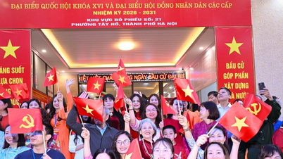 [Fotoğraf] Başbakan Pham Minh Chinh, Hanoi'nin Tay Ho bölgesinde seçmenlerle birlikte oyunu kullanıyor.