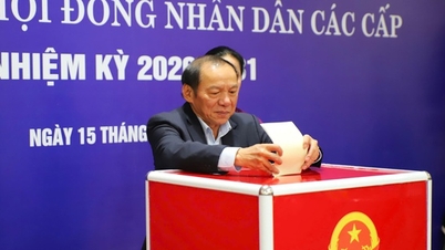 Bộ trưởng Nguyễn Văn Hùng bỏ phiếu bầu cử tại Khu vực số 7, phường Xuân Đỉnh, Hà Nội