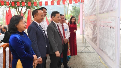 Chủ tịch HĐND tỉnh Nguyễn Văn Sơn dự khai mạc bầu cử tại khu vực bỏ phiếu số 23, phường Minh Xuân