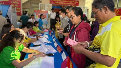 Los votantes de Ciudad Ho Chi Minh acudieron con entusiasmo a las urnas, depositando su confianza en personas talentosas y dedicadas.