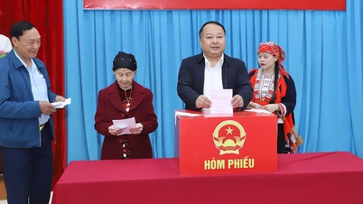 O presidente do Comitê Popular Provincial, Phan Huy Ngoc, participou da cerimônia de abertura e votou no distrito de Ha Giang 1.