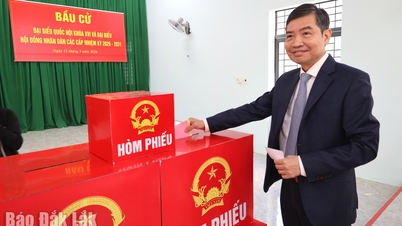 លោក តា អាញ ទួន ប្រធានគណៈកម្មាធិការប្រជាជនខេត្ត បានចូលរួមក្នុងការបោះឆ្នោតនៅការិយាល័យបោះឆ្នោតលេខ ៣៨ សង្កាត់ ប៊ុយនម៉ាធឿត។