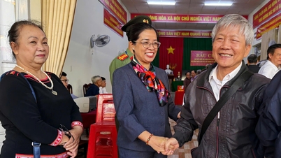 İl Parti Komitesi Başkan Yardımcısı Huynh Thi Chien Hoa, Tan An mahallesindeki seçimlerin açılış törenine katıldı.