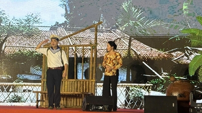 A Hanoi Drámaszínház művészeti előadásokkal ünnepli a választások napját.