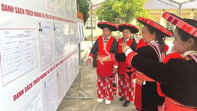 Eleitores de grupos étnicos minoritários na província de Cao Bang compareceram às urnas com entusiasmo.
