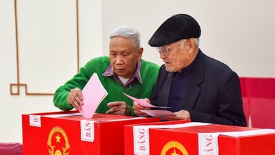 वाट लाई कम्यून के मतदाता अपने मतपत्रों के माध्यम से अपना विश्वास व्यक्त करते हैं।
