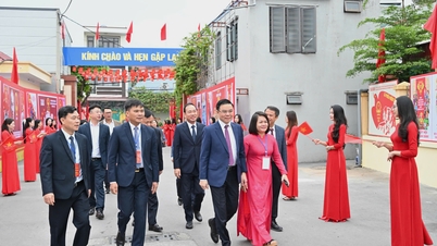 Fotoğraf galerisi: Geçici Bakan Le Manh Hung, Hai Phong Şehri 3 Numaralı Seçim Merkezinde seçmenlerle birlikte.