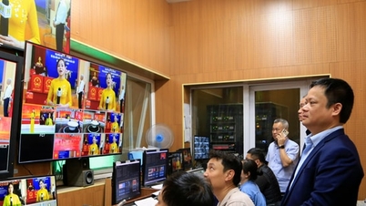 Para awak media Hanoi sibuk dengan berbagai aktivitas terkait acara besar ini.