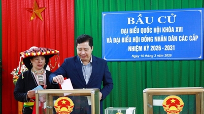 Lao Cai: El secretario provincial del partido, Duong Quoc Huy, asiste a la ceremonia de apertura y emite su voto en la comuna de Quy Mong.