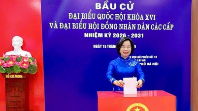 Bui Huyen Mai elvtárs bátorította a Tay Ho körzet szavazóit.