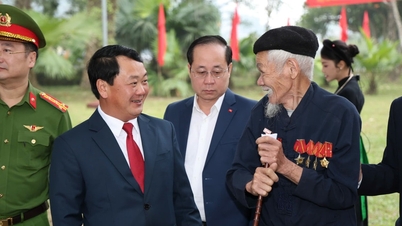 Hau A Lenh, secretaris van het partijcomité van de provincie Tuyen Quang, ging samen met kiezers van verschillende etnische groepen enthousiast naar de stembus.