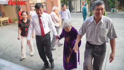 Ho Chi Minh-stad: Een ontroerend moment wanneer 100-jarige kiezers en oorlogsveteranen vervroegd hun stem uitbrengen.