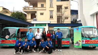 Gia Vien Ward Youth Union tillhandahöll gratis transport för att ta väljarna till valurnorna.