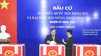 De voorzitter van het Volkscomité van Hanoi, Vu Dai Thang, brengt zijn stem uit in de wijk Giang Vo.