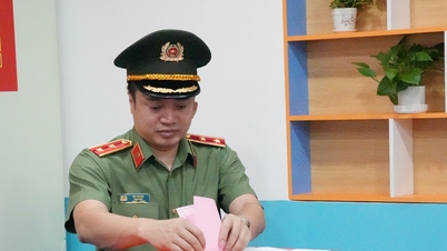 Ho Chi Minh Şehri Polis Departmanı'na bağlı polis memurları ve askerler seçim gününe coşkuyla katıldılar.