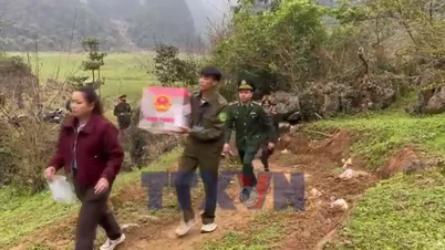 Cao Bang seyyar oy sandıklarını sarp kayalık dağlara taşıyor.