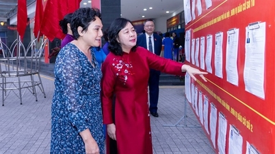 Bui Thi Minh Hoai, leder av sentralkomiteen i Vietnams fedrelandsfront, deltok på åpningsseremonien og avga sin stemme i valget i Hanoi.