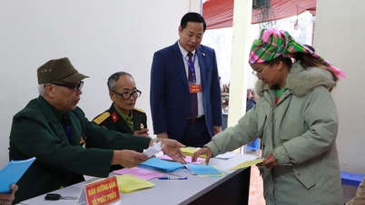 Para anggota Komite Pemilihan Provinsi memeriksa persiapan pemilihan di beberapa komune dan kelurahan di seluruh provinsi.