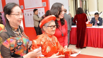 Gambar-gambar mengharukan para pemilih berusia seratus tahun ke atas yang memberikan suara mereka.