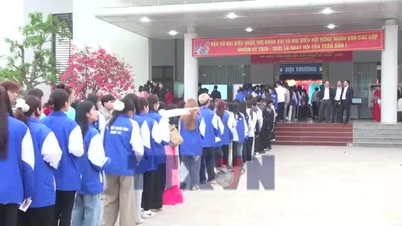 Studenter ved Thai Nguyen-universitetet er ivrige etter å delta i valget.
