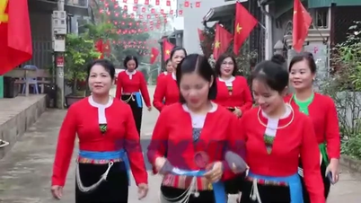 Phu Tho: Kiezers in de regio Muong nemen enthousiast deel aan de nationale viering.