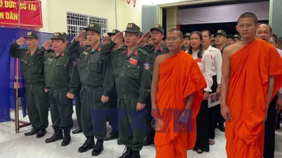 De Khmer-bevolking in Vinh Long gaat enthousiast naar de stembus.