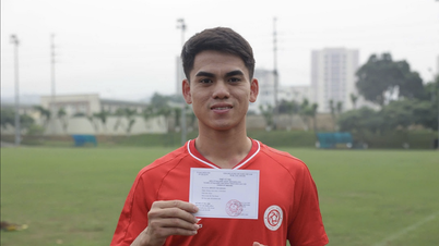 Xuan Son ging samen met Hoang Hen en Khuat Van Khang vol enthousiasme stemmen.