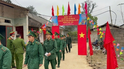 Officieren en soldaten van het grenswachtcommando van de provincie Cao Bang vervullen hun verantwoordelijkheid als kiezers op de verkiezingsdag.