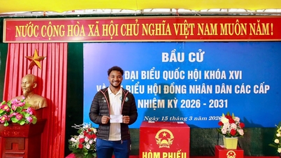 Xuan Son et Hoang Hen ont exercé leur droit de vote pour la première fois en tant qu'électeurs vietnamiens.
