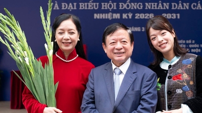 Pour célébrer l'anniversaire de mariage de Chiều Xuân le jour des élections, le réalisateur Xuân Bắc a emmené sa femme et ses enfants voter.