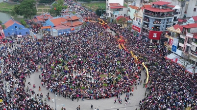 Crowds jostled to watch the palanquin procession at the Ky Cung - Ta Phu festival.