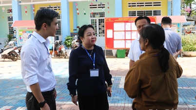 รองเลขาธิการคณะกรรมการพรรคประจำจังหวัด เฉา ถิ ฮวา อัน ตรวจเยี่ยมการเตรียมการเลือกตั้งในเขตตันลาป