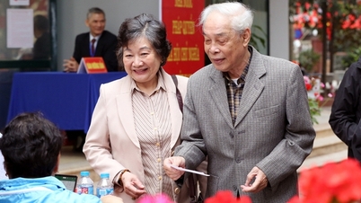 사진 갤러리: 하노이 시민들이 선거일에 기쁨으로 자신들의 권리와 의무를 행사하고 있습니다.