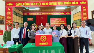 Para pemimpin agama di Ha Tinh dengan penuh semangat menyertai sambutan Hari Pilihan Raya.