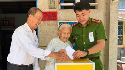 Ho Chi Minh City: Mobilne urny wyborcze docierają do „specjalnych” wyborców.