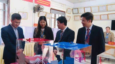The provincial delegation inspected the election preparations in Dong Khe commune.