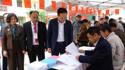 Vicepreședintele permanent al Comitetului Popular Provincial, Vu Dinh Quang, inspectează activitatea electorală în comune.