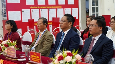 Secretarul provincial al partidului, Phan Thăng An, a participat la ceremonia de deschidere și și-a exprimat votul la secția de votare nr. 2, cartierul Thục Phán.