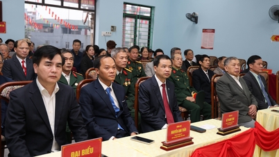 Den faste visesekretæren i den provinsielle partikomiteen og lederen av det provinsielle folkerådet, Be Thanh Tinh, deltok på åpningsseremonien og avga sin stemme på valglokale nr. 5 i Thuc Phan-distriktet.