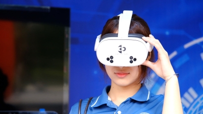 VR360 sanal gerçeklik gözlükleriyle Hanoi'yi hayranlıkla izlemek için sıraya girin.