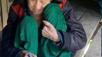 Alegătoarea Hoang Thi Tong, în vârstă de 119 ani, din comuna Yen Tho - o „martoră a secolului” la sărbătoarea Zilei Naționale.