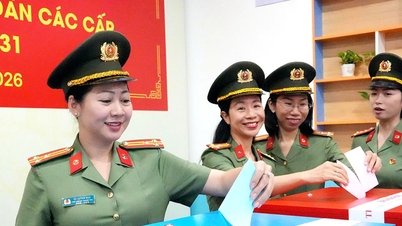 Zdjęcia entuzjastycznych wyborców w Ho Chi Minh City oddających swoje głosy w „Narodowym Dniu Wyborów”.