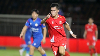 Tien Linh fails to score on the day coach Kim Sang Sik is in attendance.