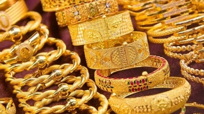 Gold prices fell sharply to near $5,000 per ounce due to a "thirst" for USD ahead of the Fed meeting.