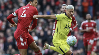 Richarlison scoorde in de 90e minuut, waardoor Tottenham de punten deelde met Liverpool op Anfield.