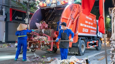 Bekerja sepanjang malam untuk membersihkan jalanan setelah festival Ky Cung - Ta Phu.