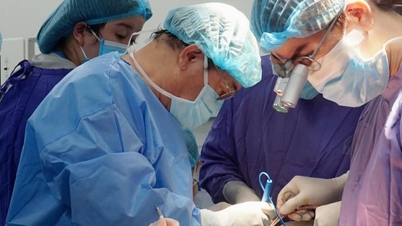 الأب والابن يعملان معاً في عملية جراحية خاصة.